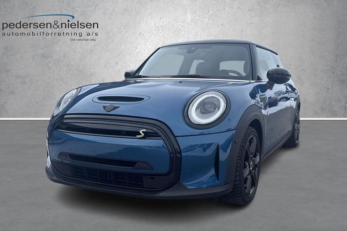 Blå Mini Cooper fra 2022 set udefra
