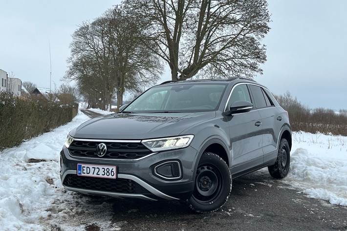 Sort VW T-Roc fra 2023 set udefra