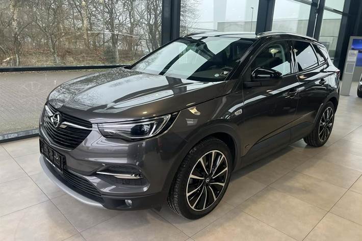 Grå Opel Grandland X fra 2021 set udefra