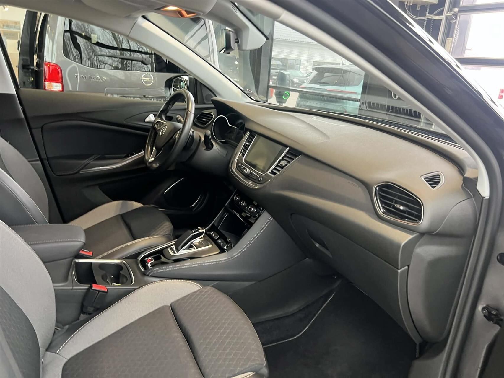 Grå Opel Grandland X fra 2021