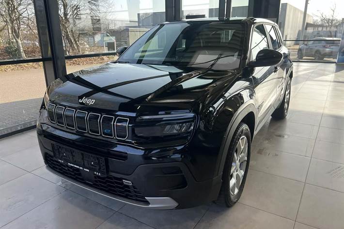 Sort Jeep Avenger fra 2023 set udefra