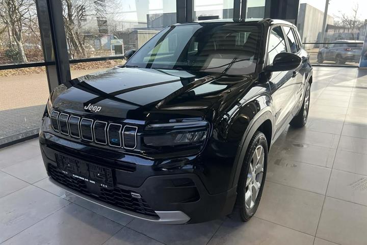 Sort Jeep Avenger fra 2023 set udefra
