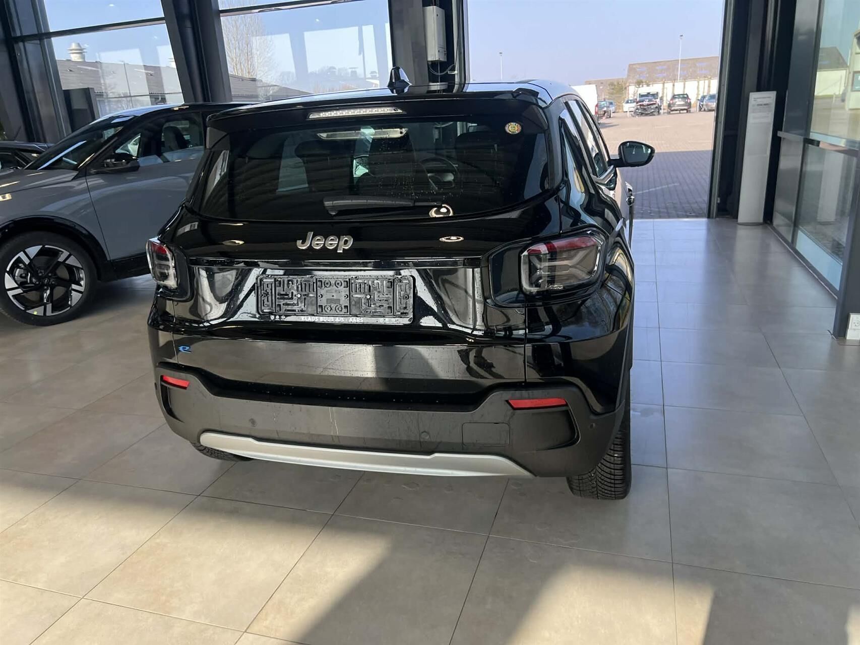 Sort Jeep Avenger fra 2023