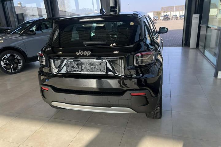 Sort Jeep Avenger fra 2023