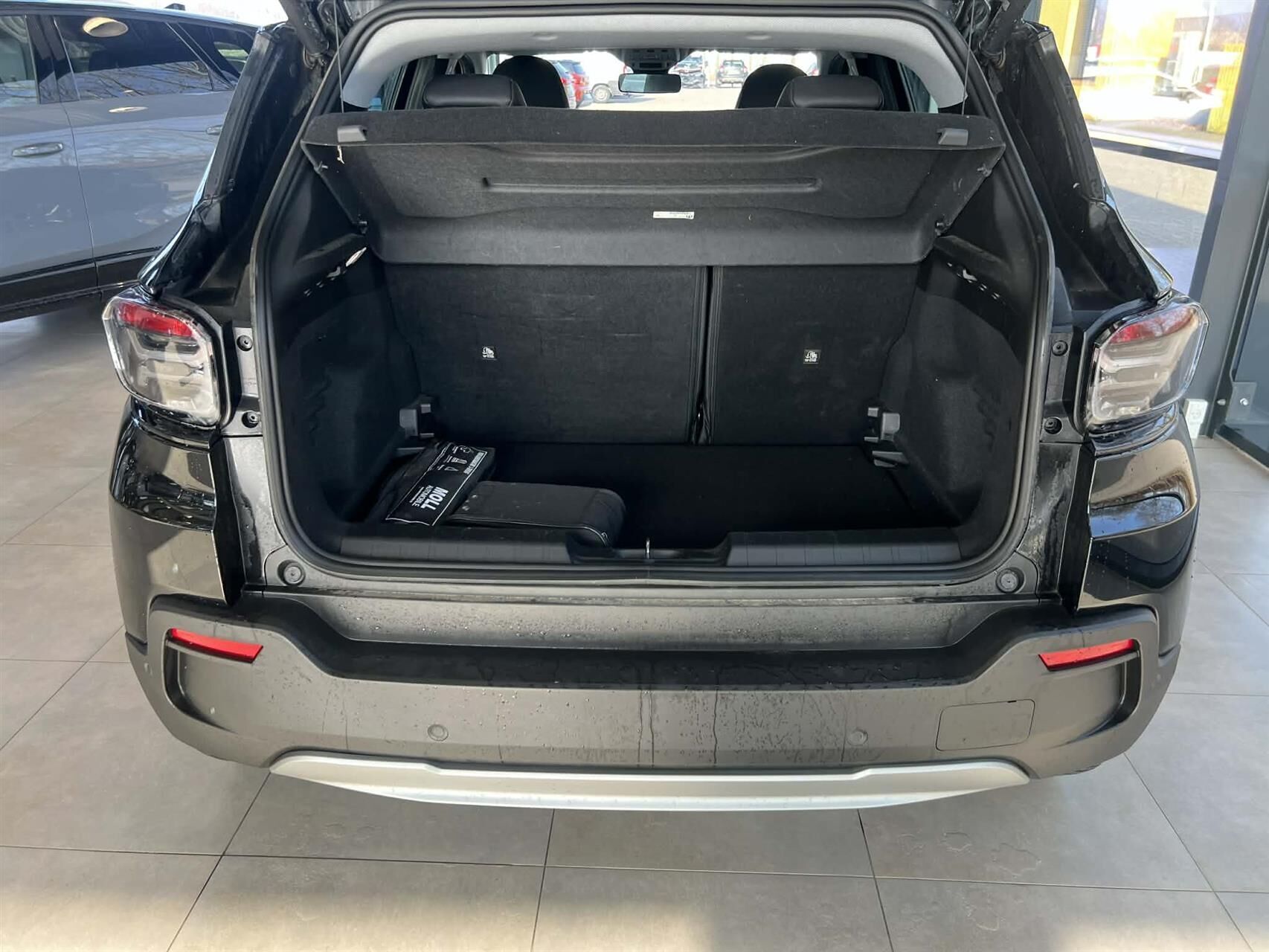 Sort Jeep Avenger fra 2023