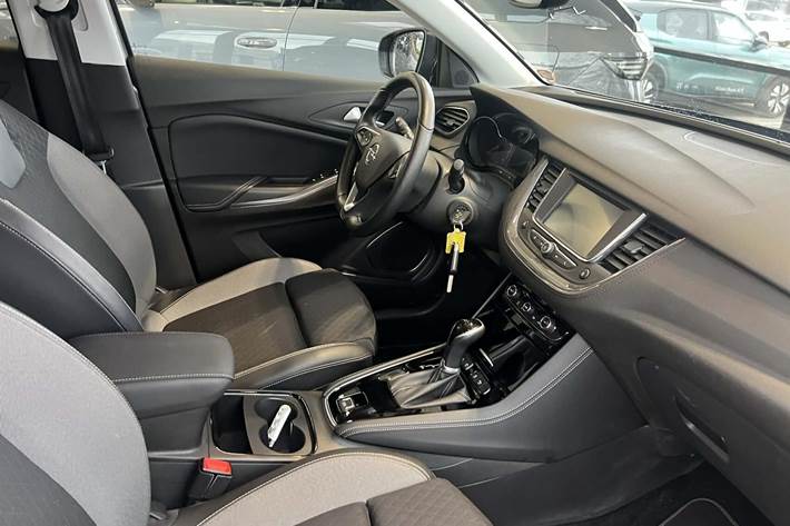 Grå Opel Grandland X fra 2021