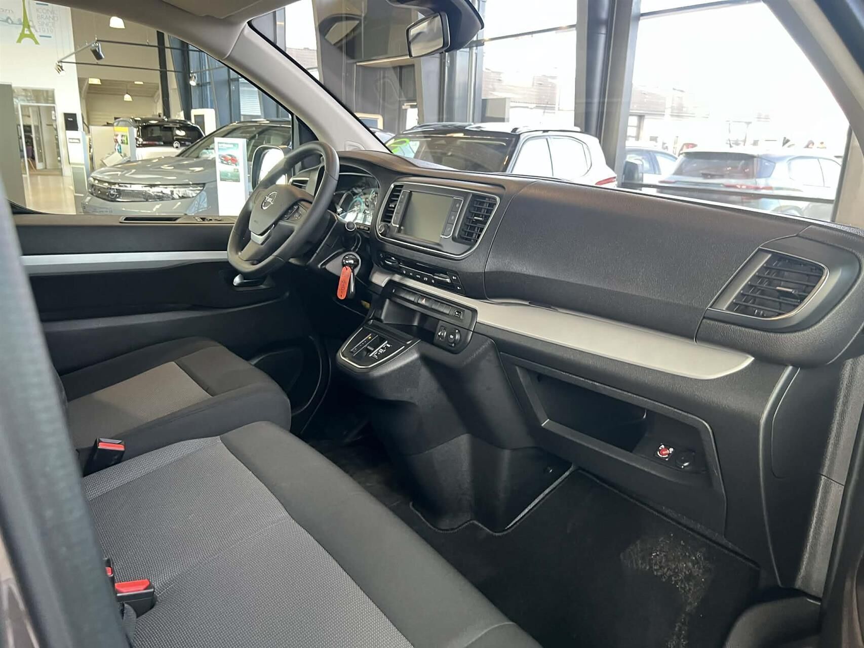 Grå Opel Zafira-e Life fra 2023