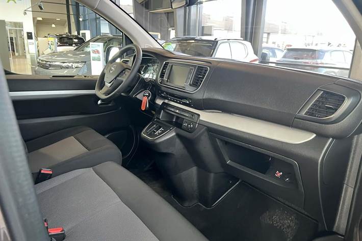 Grå Opel Zafira-e Life fra 2023