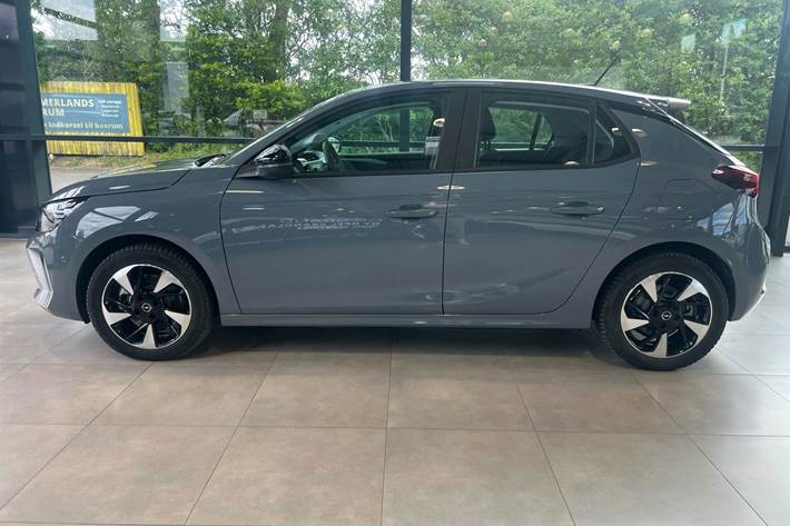 Grå Opel Corsa-e fra 2023