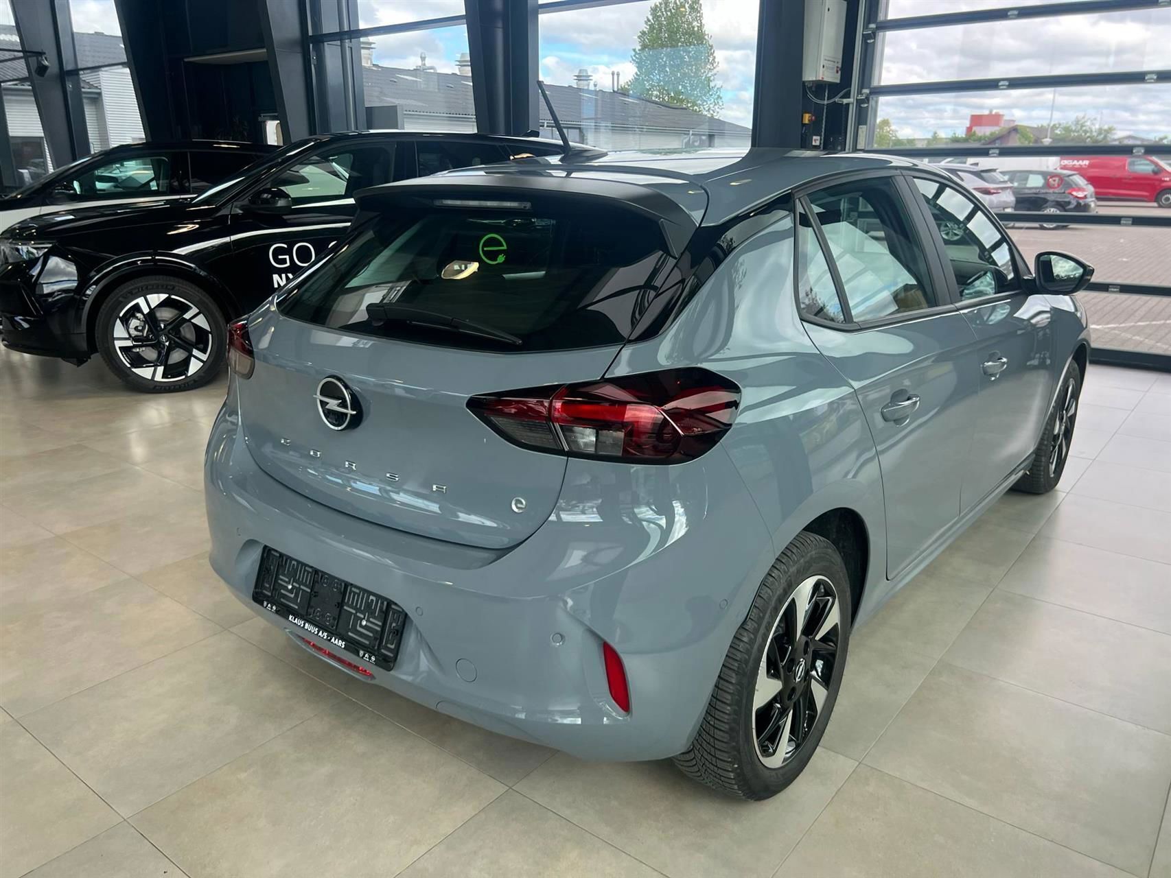 Grå Opel Corsa-e fra 2023
