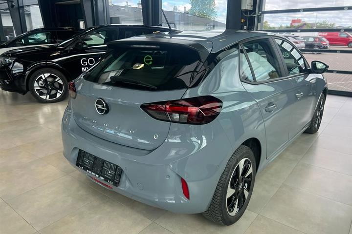 Grå Opel Corsa-e fra 2023