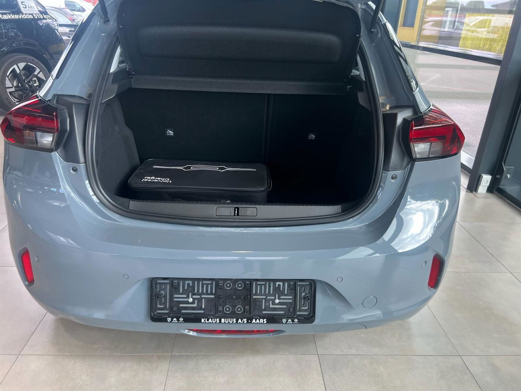 Grå Opel Corsa-e fra 2023