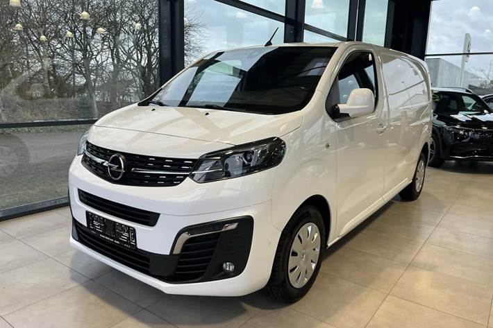 Hvid Opel Vivaro fra 2020 set udefra