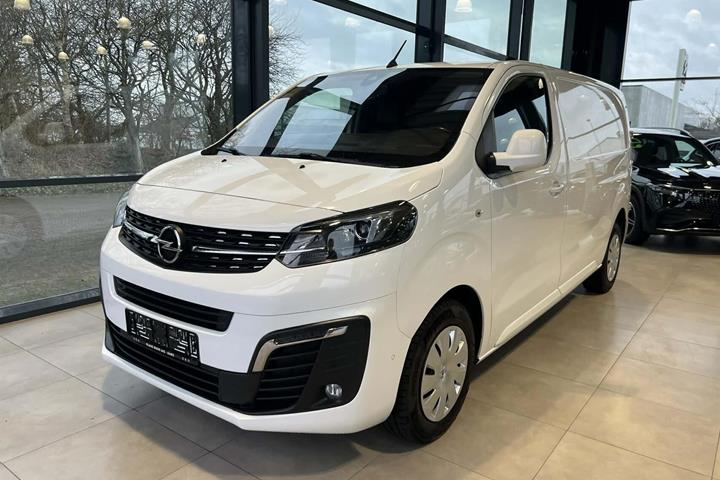Hvid Opel Vivaro fra 2020 set udefra