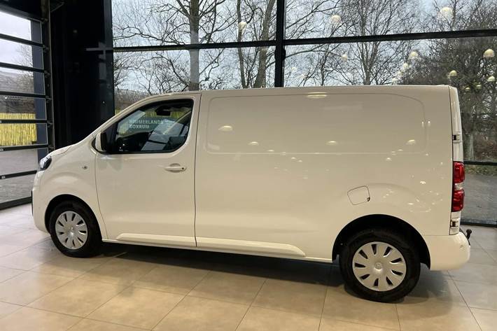 Hvid Opel Vivaro fra 2020