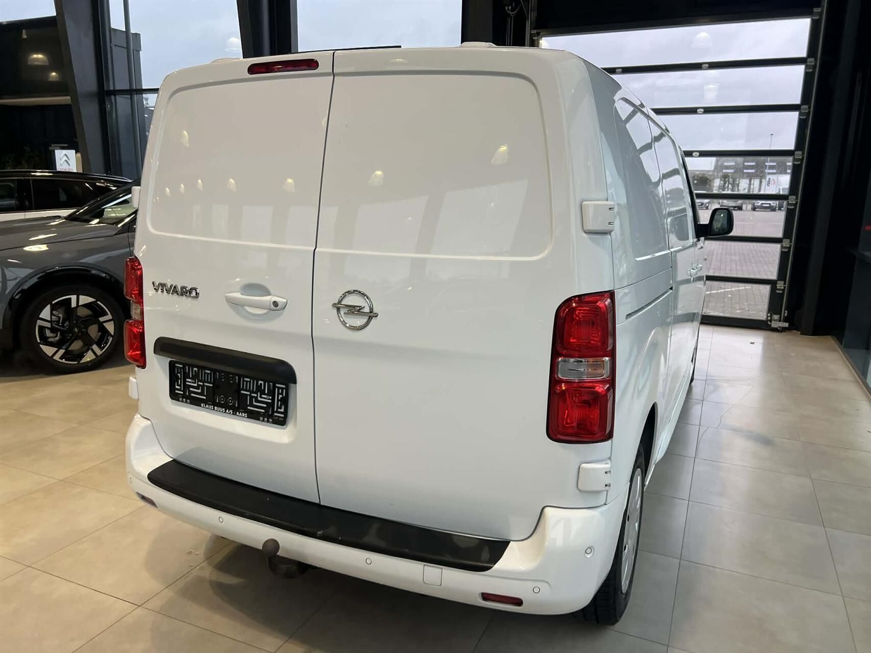 Hvid Opel Vivaro fra 2020