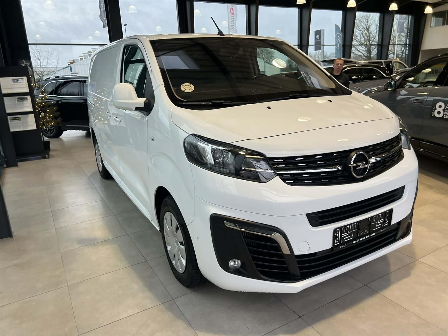 Hvid Opel Vivaro fra 2020