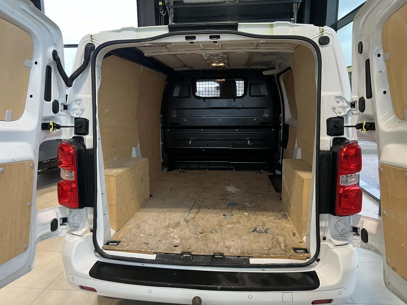 Hvid Opel Vivaro fra 2020