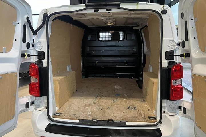 Hvid Opel Vivaro fra 2020