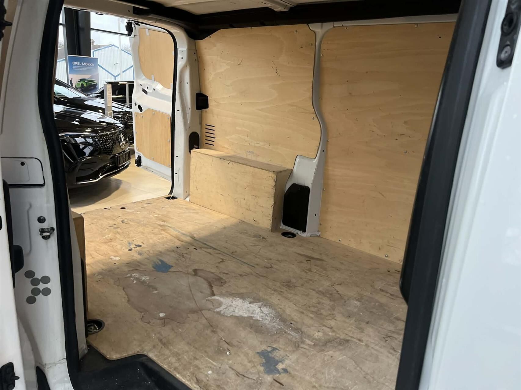Hvid Opel Vivaro fra 2020