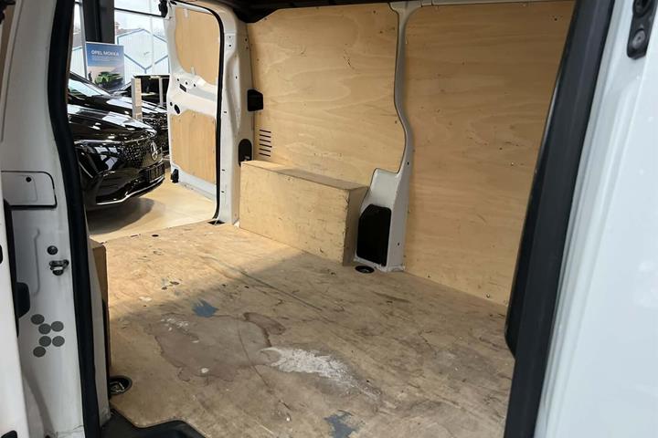 Hvid Opel Vivaro fra 2020