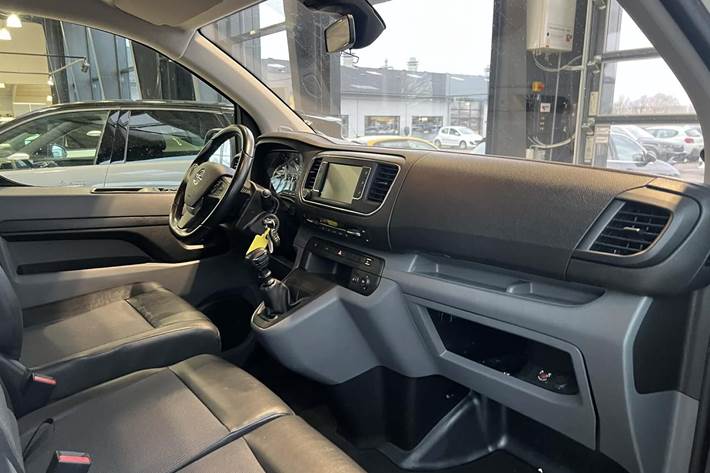 Hvid Opel Vivaro fra 2020