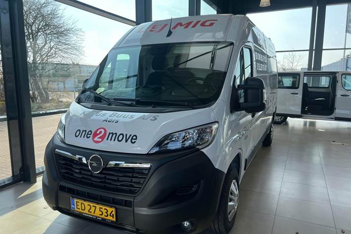 Hvid Opel Movano fra 2023 set udefra