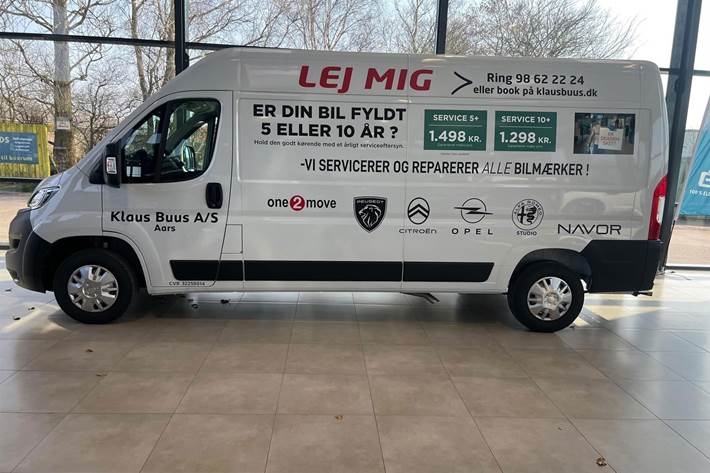 Hvid Opel Movano fra 2023