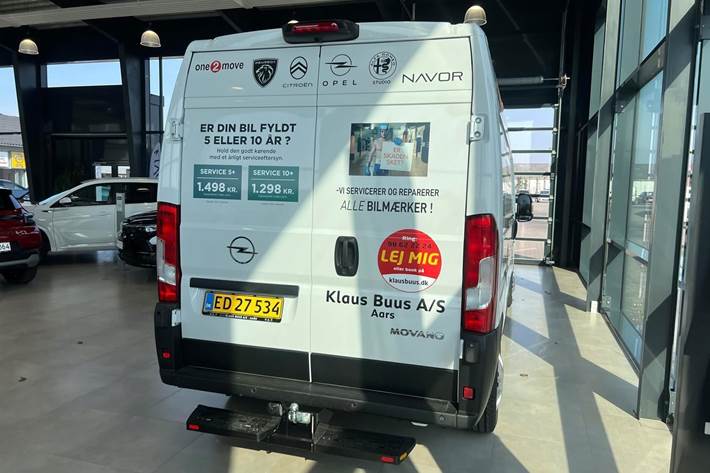 Hvid Opel Movano fra 2023