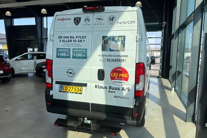 Hvid Opel Movano fra 2023