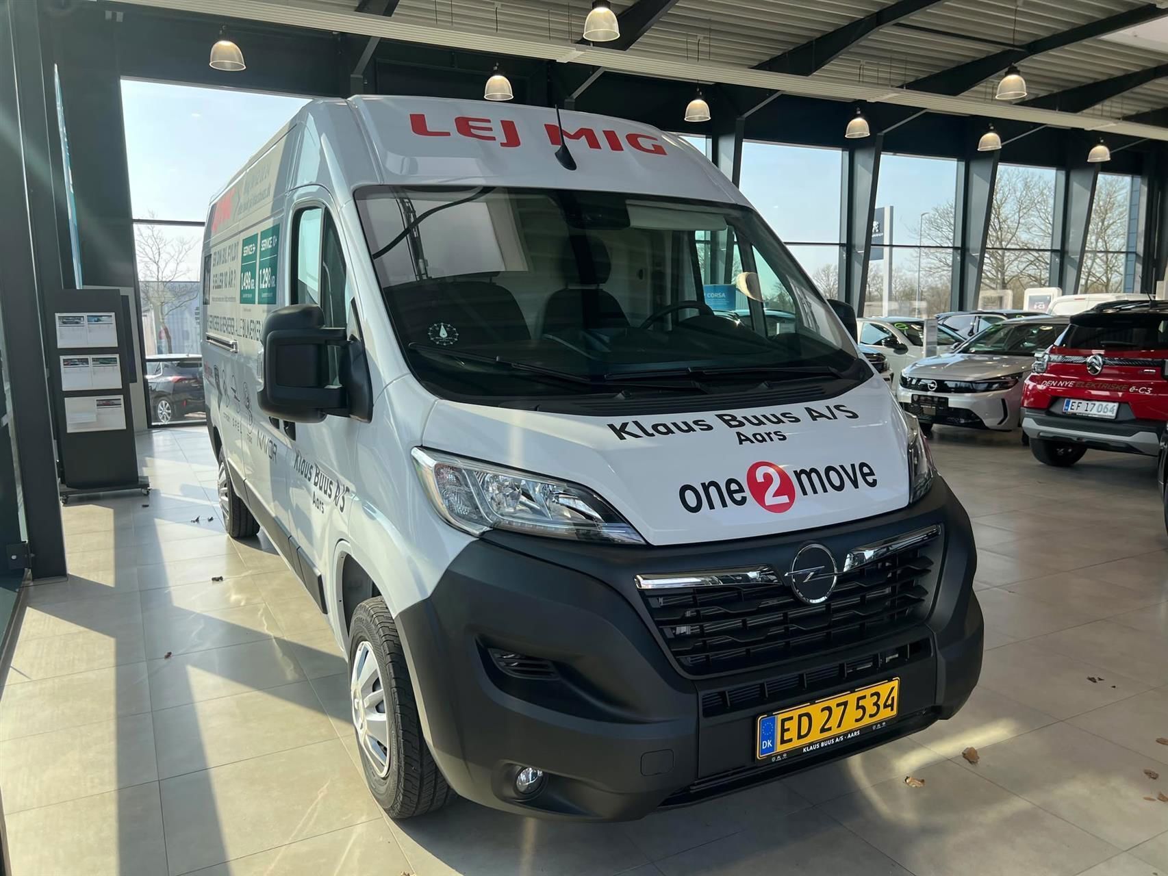 Hvid Opel Movano fra 2023