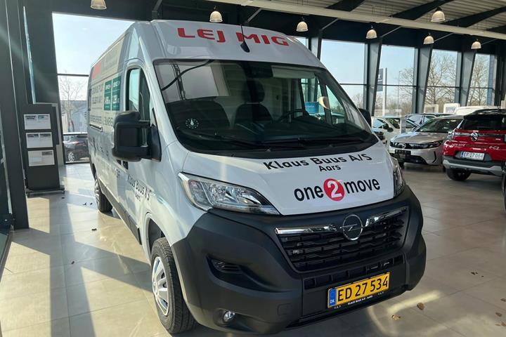 Hvid Opel Movano fra 2023