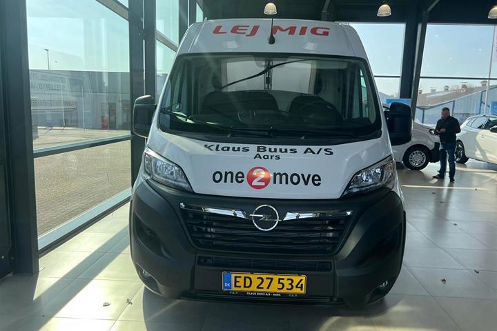 Hvid Opel Movano fra 2023