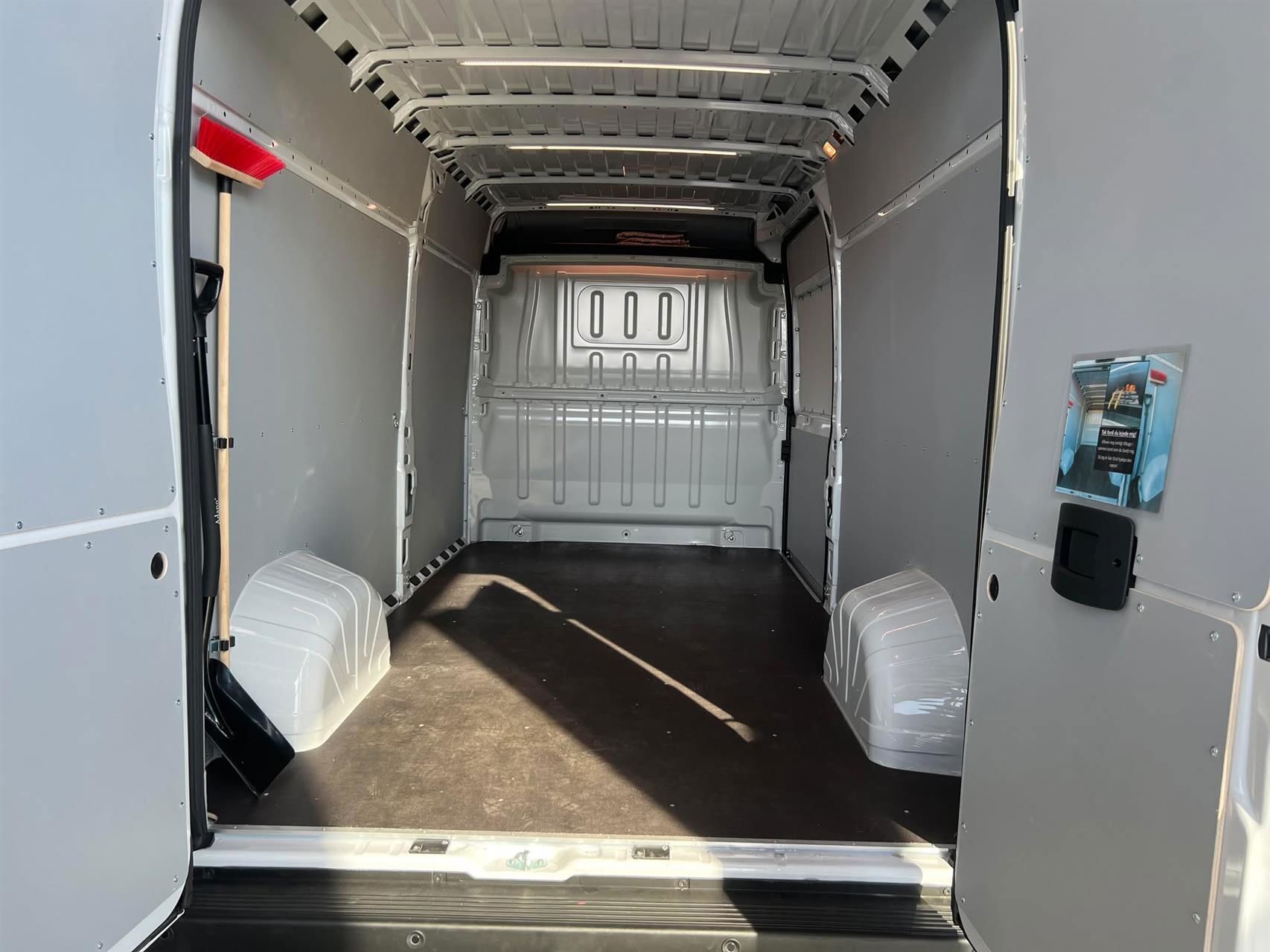 Hvid Opel Movano fra 2023