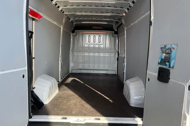 Hvid Opel Movano fra 2023
