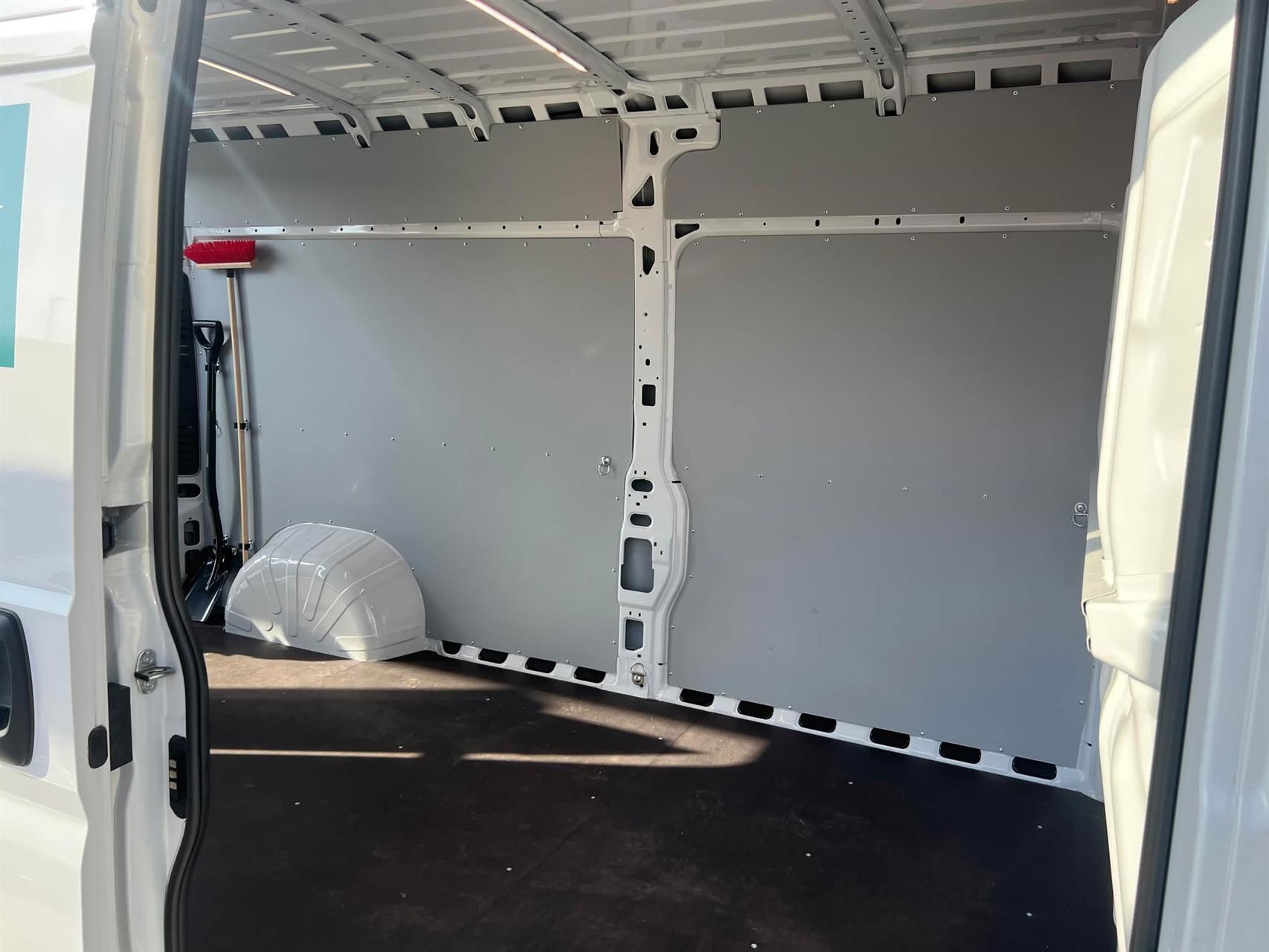 Hvid Opel Movano fra 2023