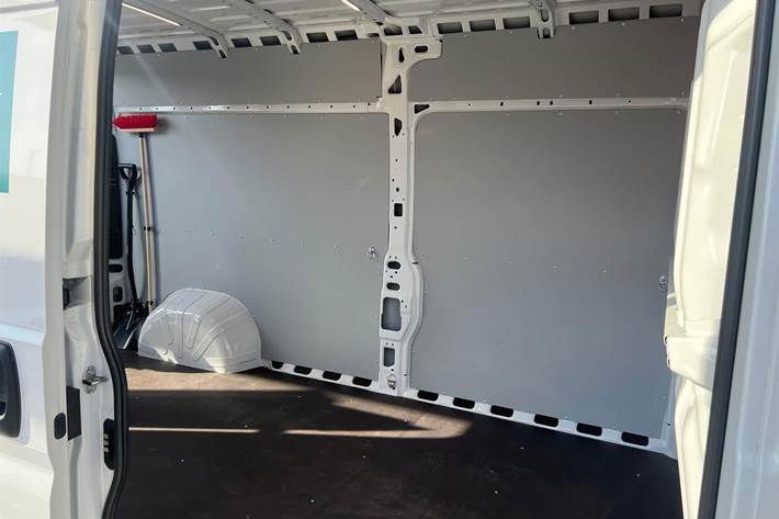 Hvid Opel Movano fra 2023