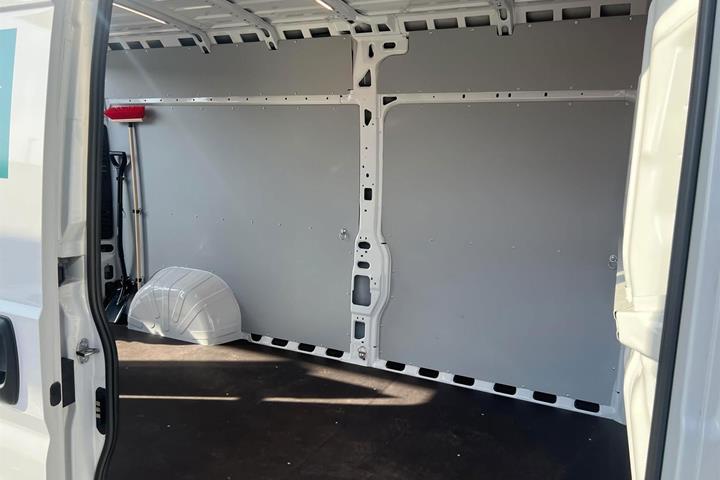 Hvid Opel Movano fra 2023