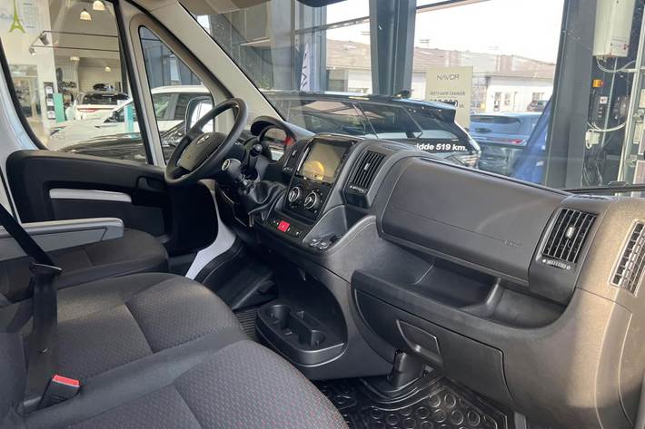 Hvid Opel Movano fra 2023