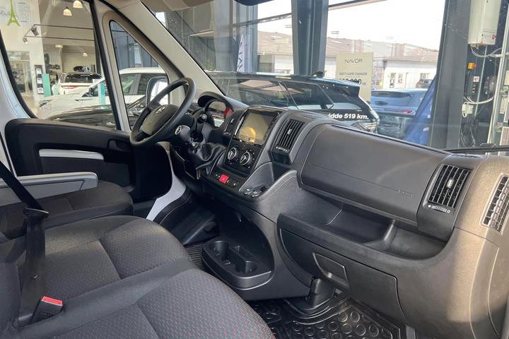 Hvid Opel Movano fra 2023
