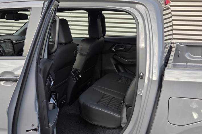 Grå Isuzu D-Max fra 2025