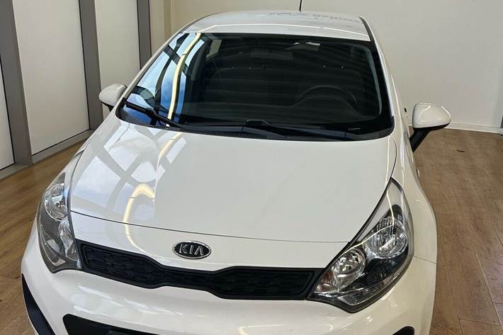 Hvid Kia Rio fra 2012
