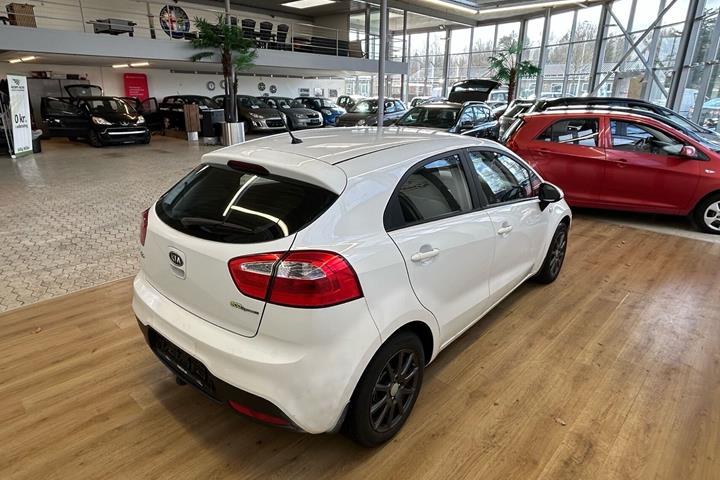 Hvid Kia Rio fra 2012