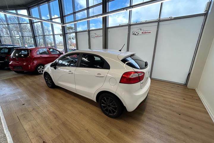 Hvid Kia Rio fra 2012