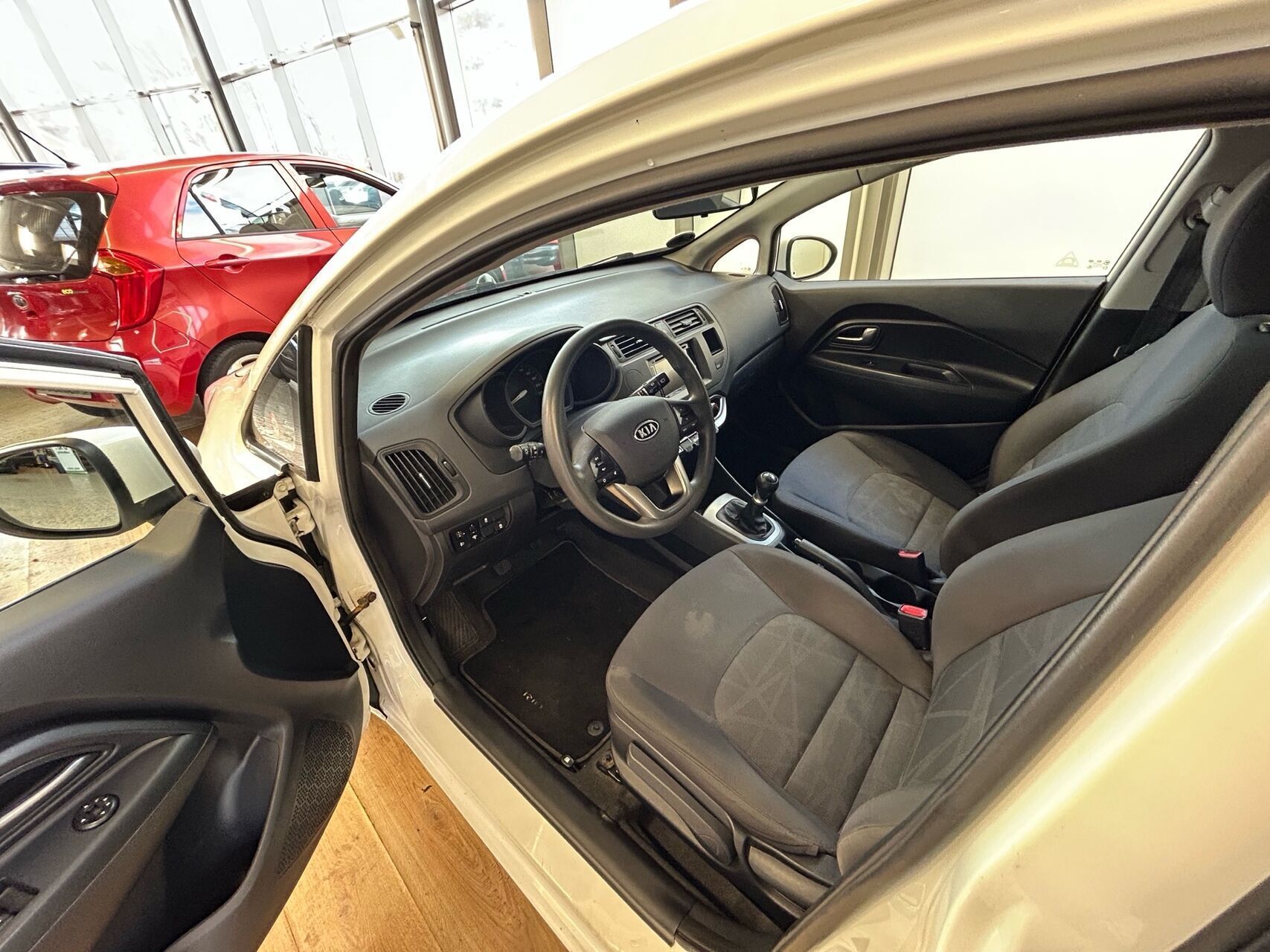 Hvid Kia Rio fra 2012