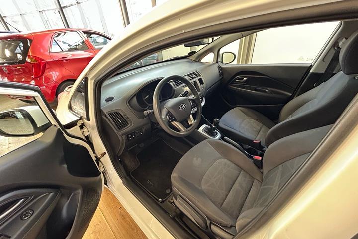 Hvid Kia Rio fra 2012