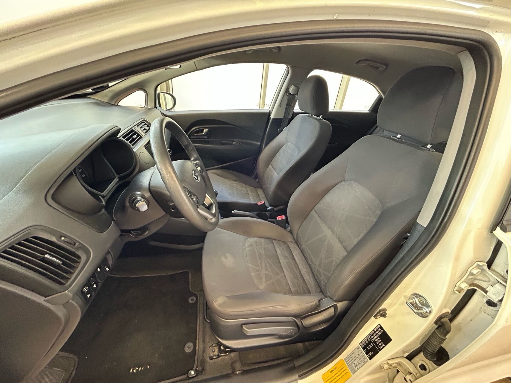 Hvid Kia Rio fra 2012