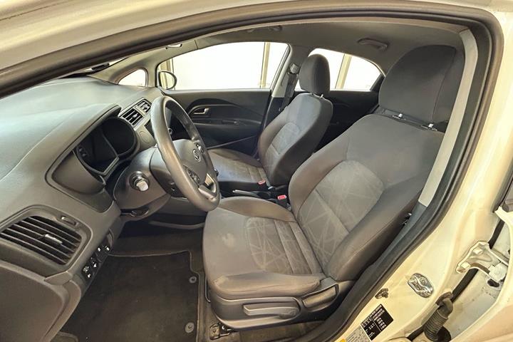 Hvid Kia Rio fra 2012