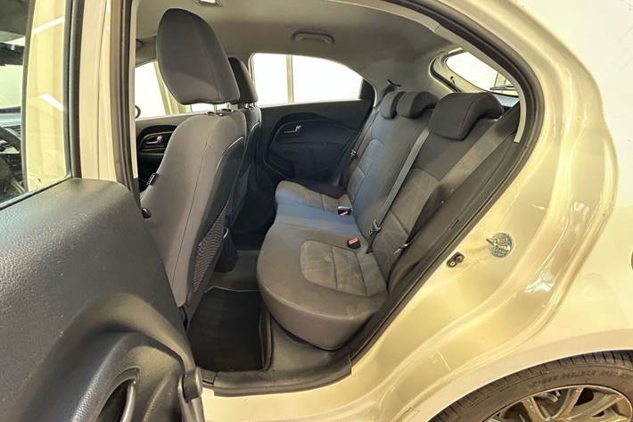 Hvid Kia Rio fra 2012