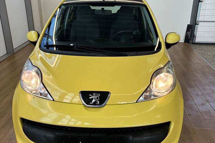 Gul Peugeot 107 fra 2009